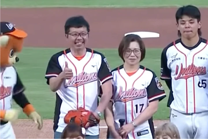 統一東京松本董事長與夫人共同擔任2025.05.23賽前開球嘉賓